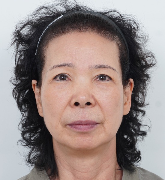 Woman with curly hair and headband